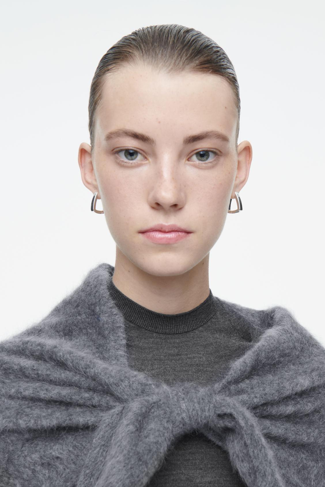 SQUARED HOOP EARRINGS Product Image