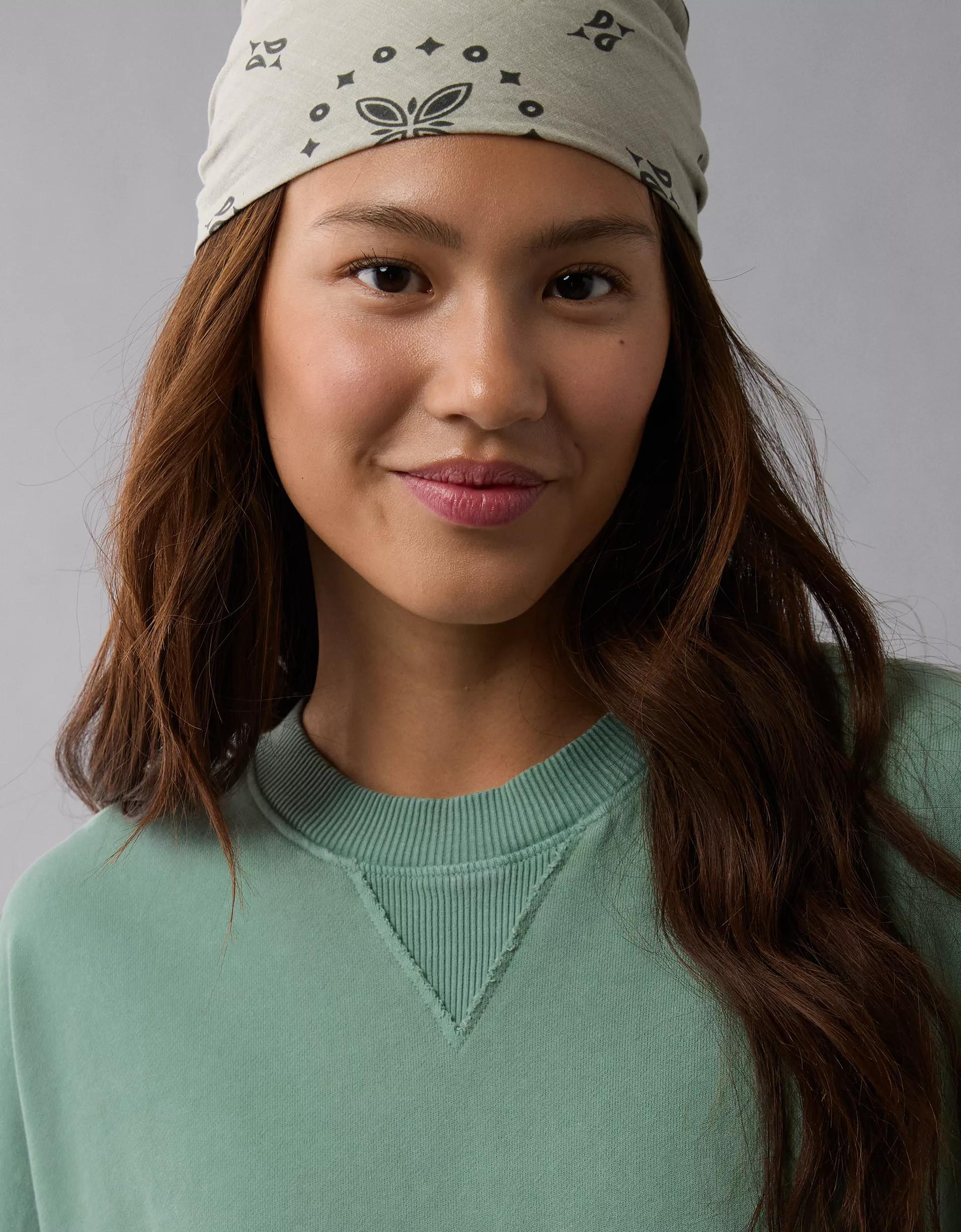 AE Big Hug Destination Graphic Crew Neck Sweatshirt Product Image