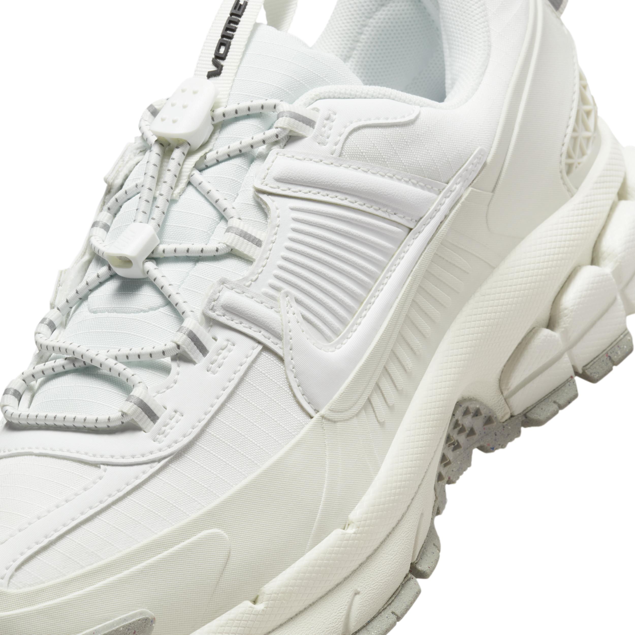 Womens Nike Zoom Vomero Roam Winterized Casual Shoes Product Image