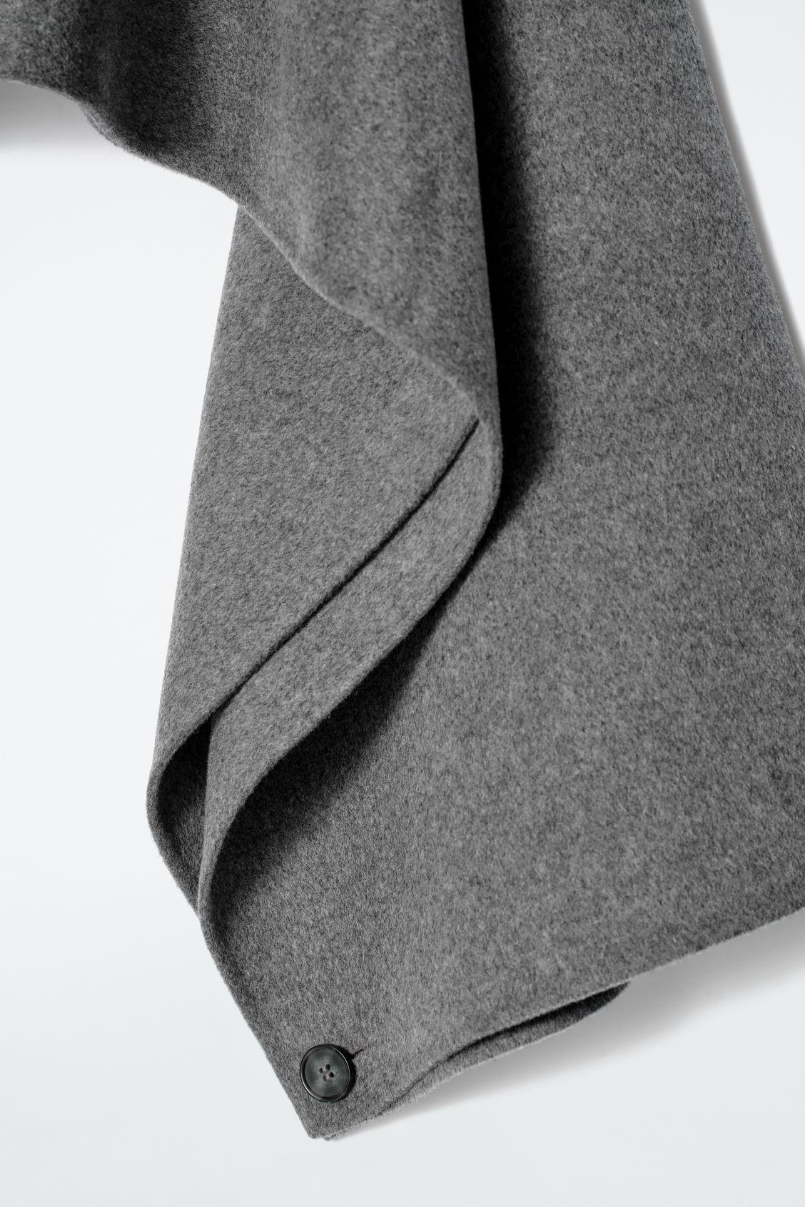 DOUBLE-FACED WOOL HYBRID CAPE Product Image