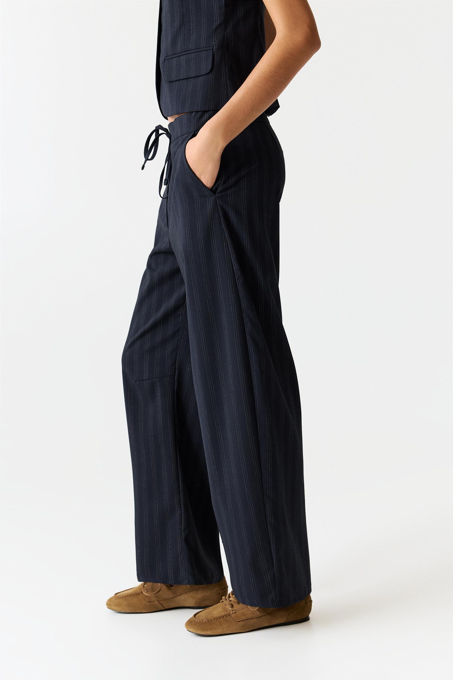 Striped barrel pants Product Image