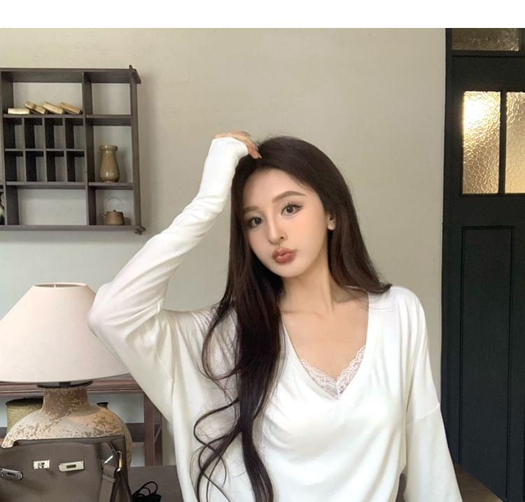 Long-Sleeve V-Neck Plain T-Shirt / Lace Trim Camisole Top Product Image