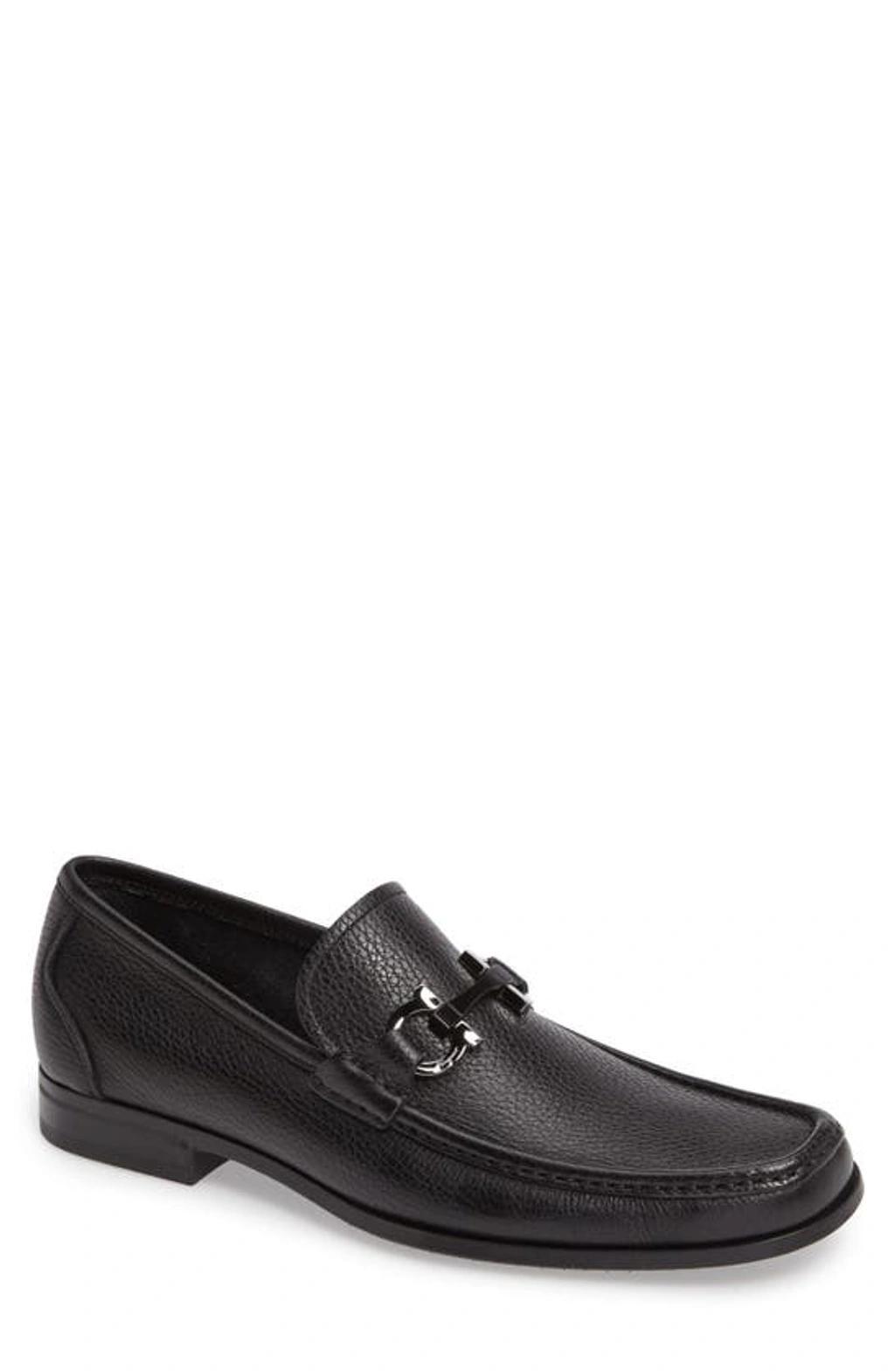 FERRAGAMO Gandioso Pebbled Moccasin With Gancini Ornament In Black Leather Product Image