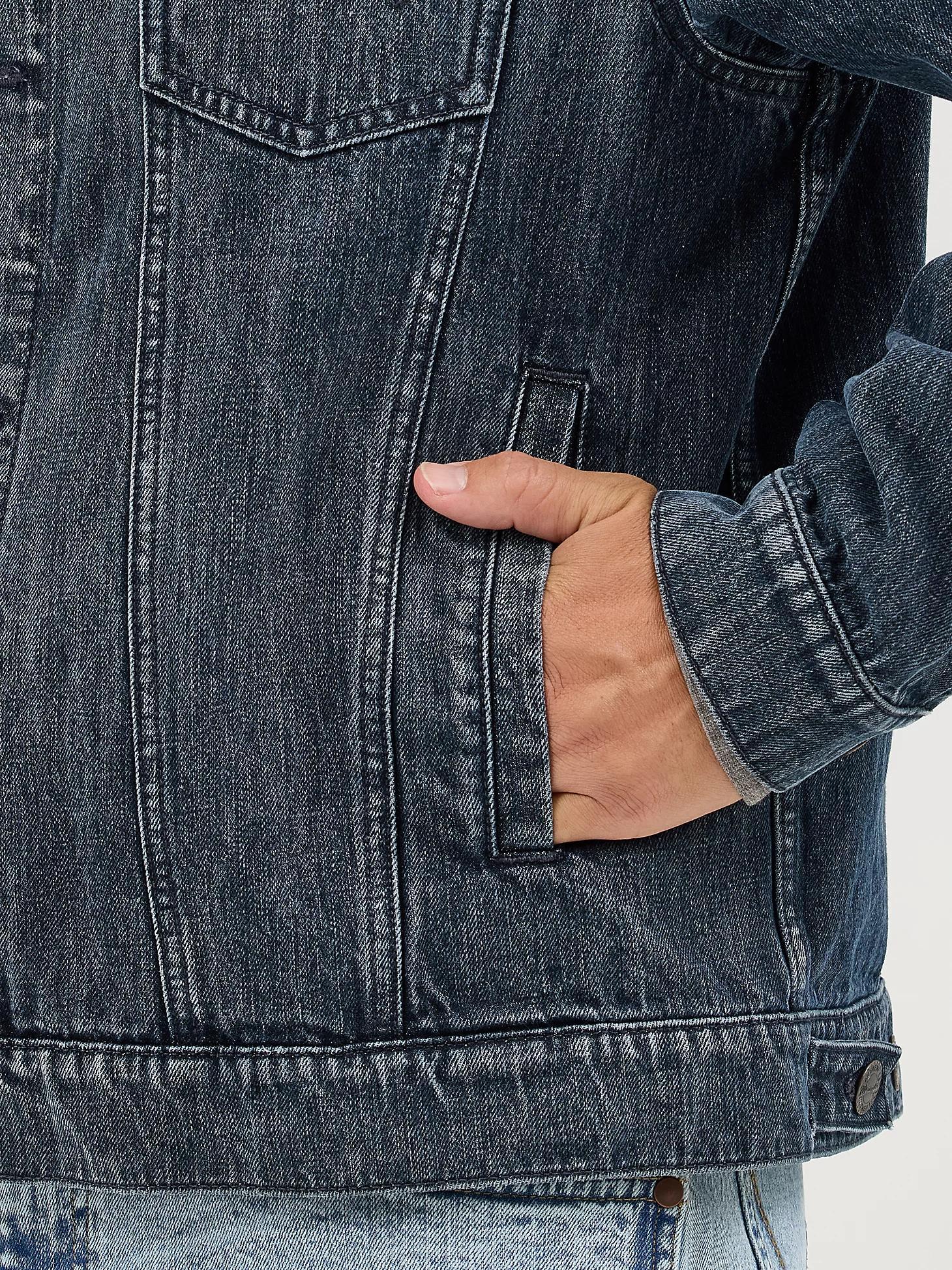 Men's Wrangler Retro® Unlined Denim Jacket in Deep Blue Product Image