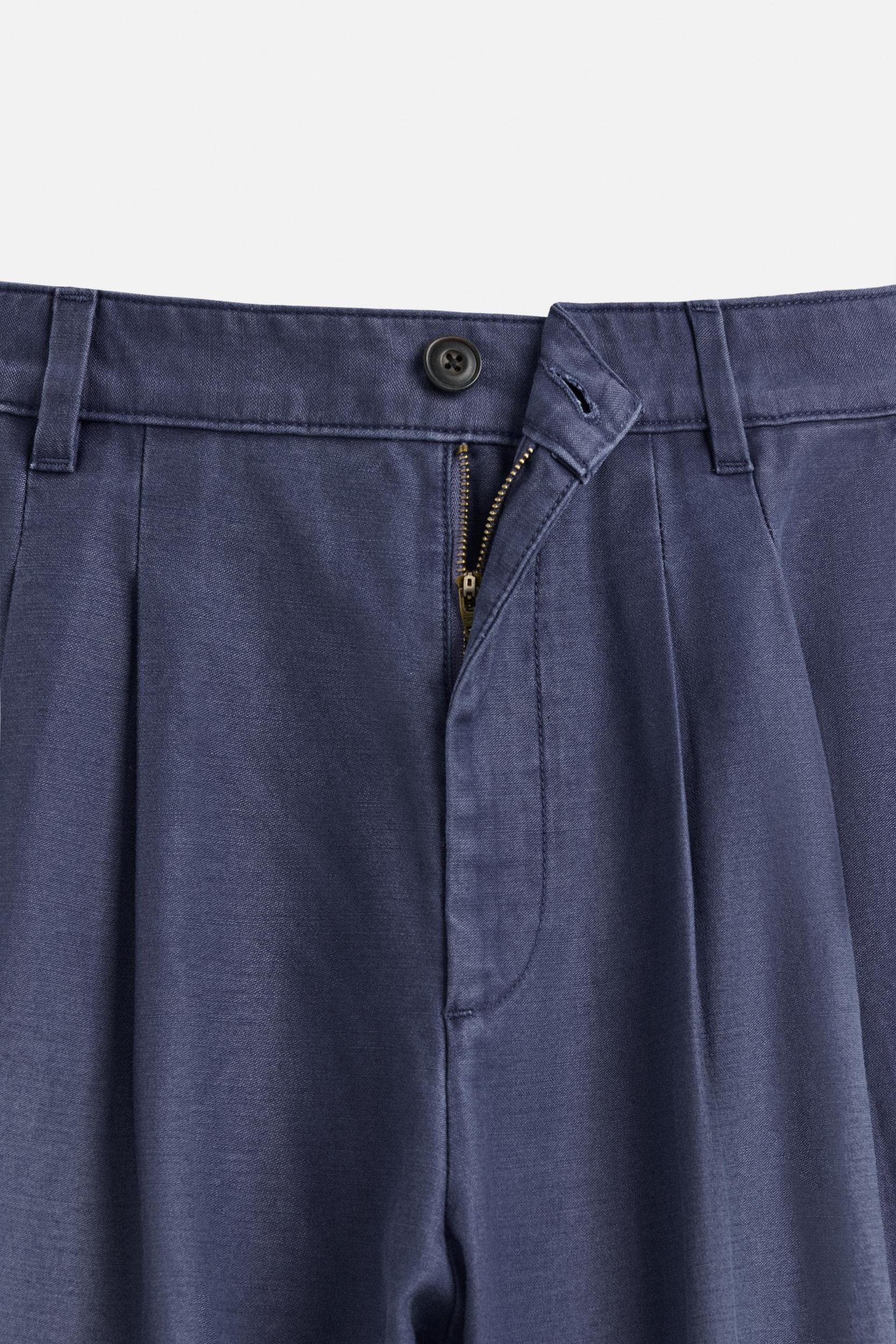 RELAXED FIT PLEATED JEANS Product Image