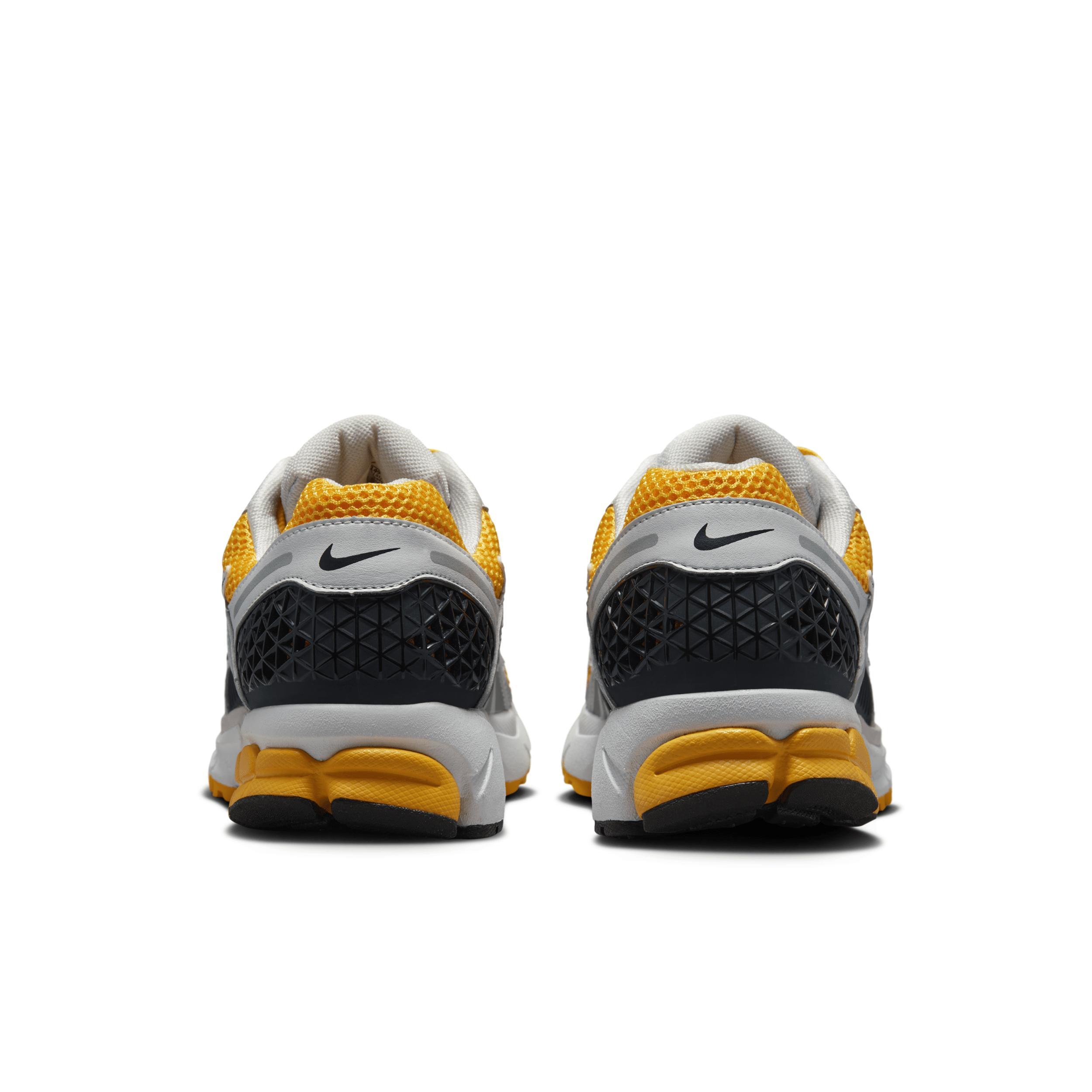 Nike Men's Zoom Vomero 5 Shoes Product Image