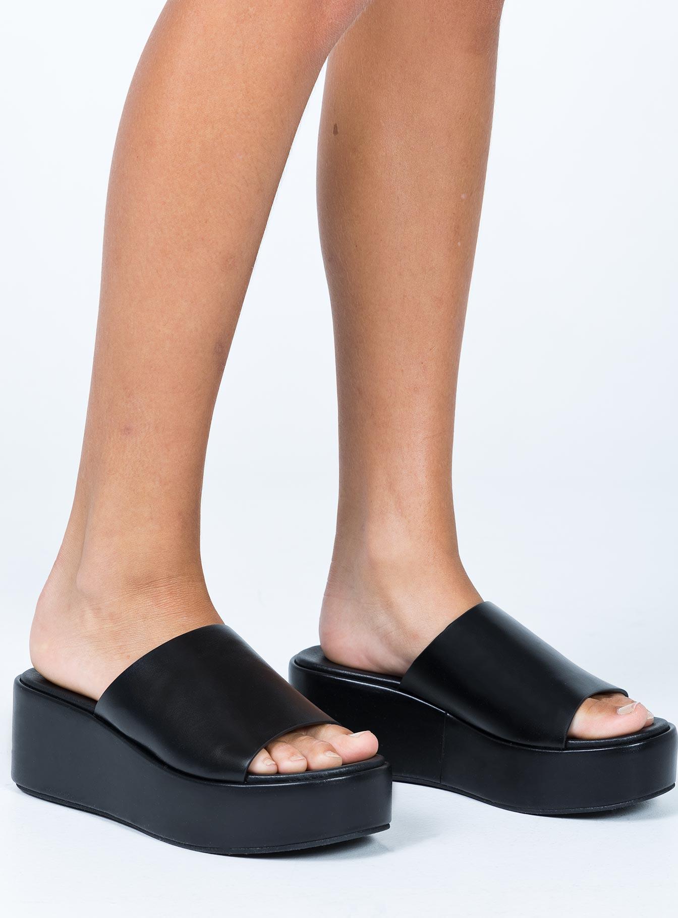 Britta Platform Heels Black Product Image