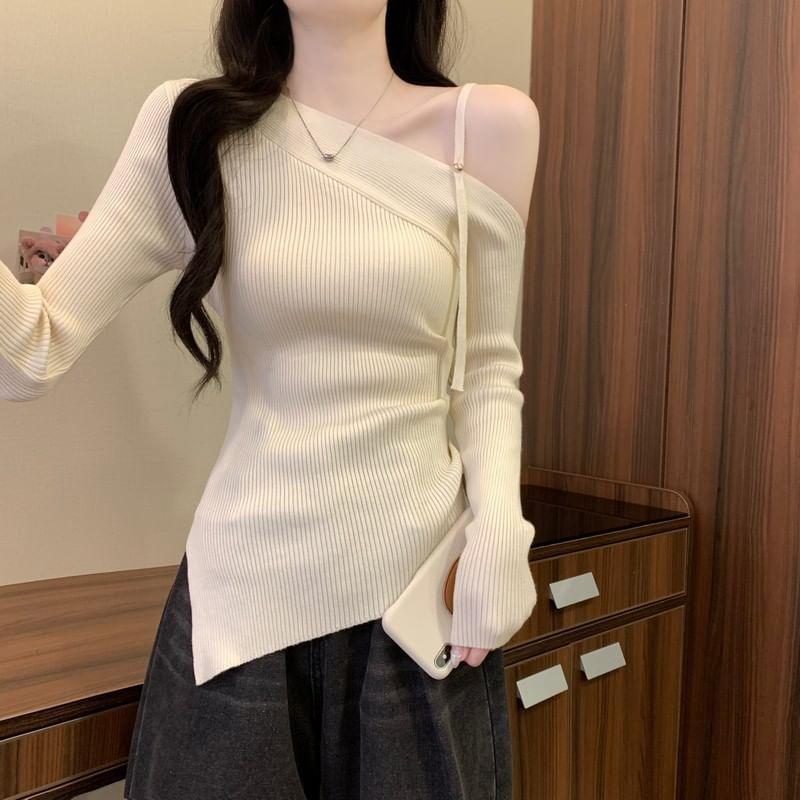 Long-Sleeve Cold Shoulder Plain Asymmetrical Ruched Slim Fit Knit Top Product Image