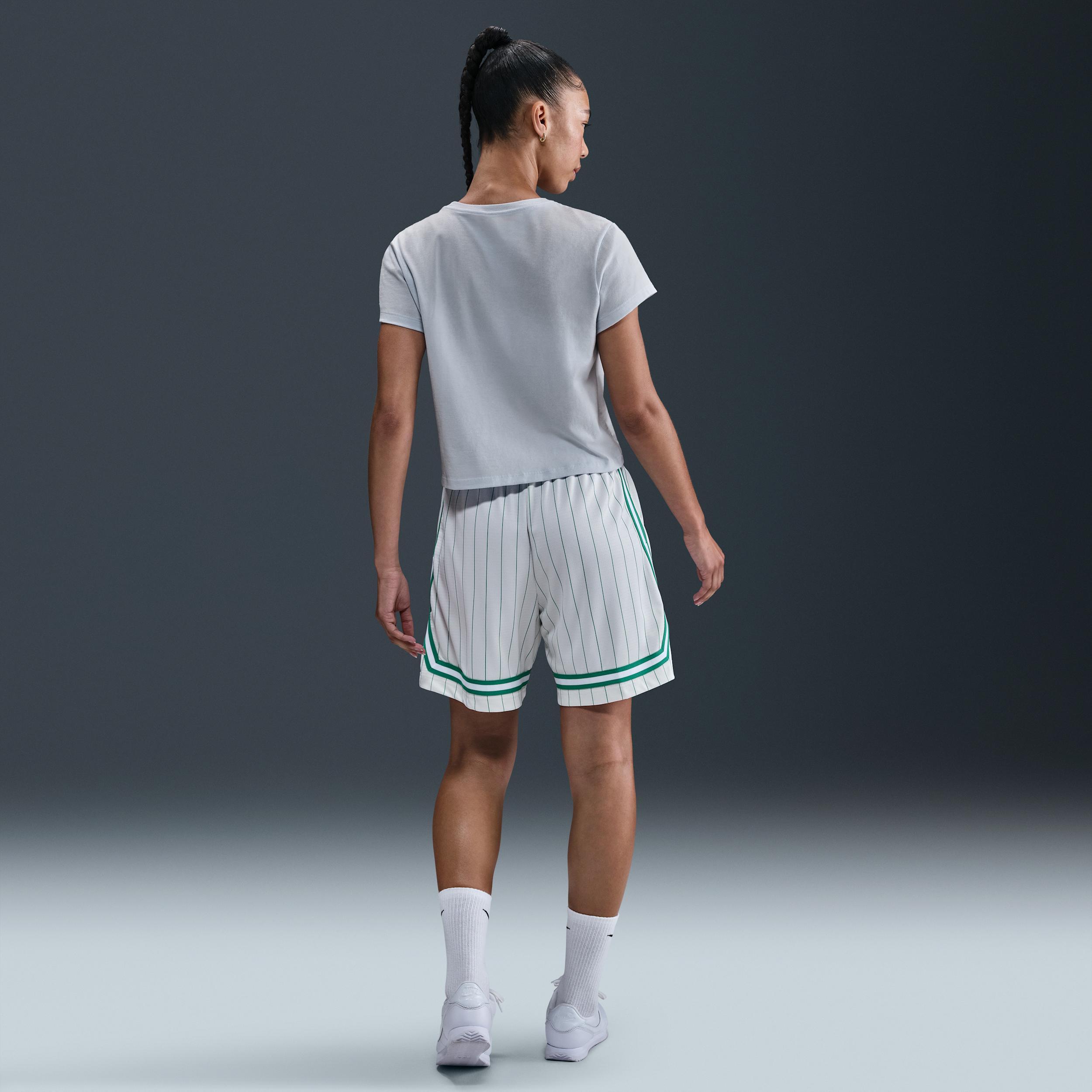 Nike Club Women's Cropped T-Shirt Product Image
