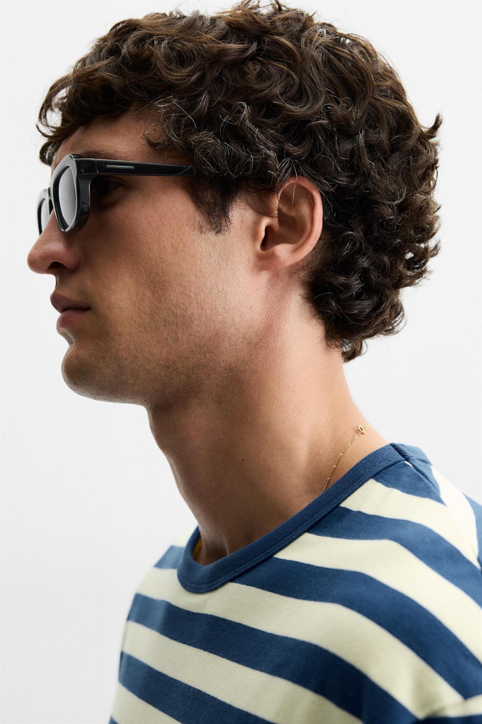 STRIPED T-SHIRT Product Image