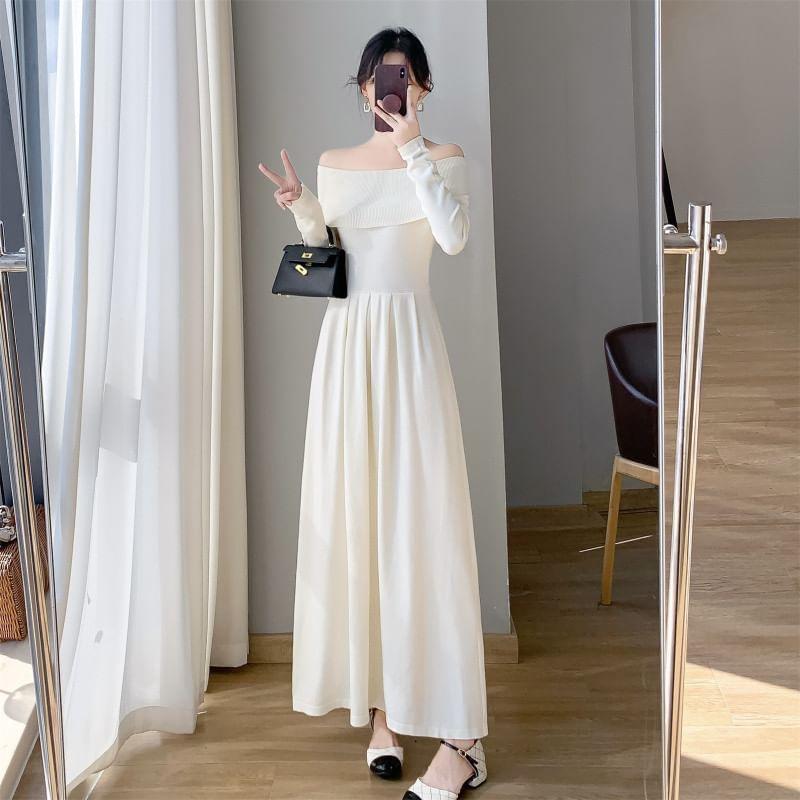 Long-Sleeve Off-Shoulder Plain Pleated Maxi A-Line Dress Product Image