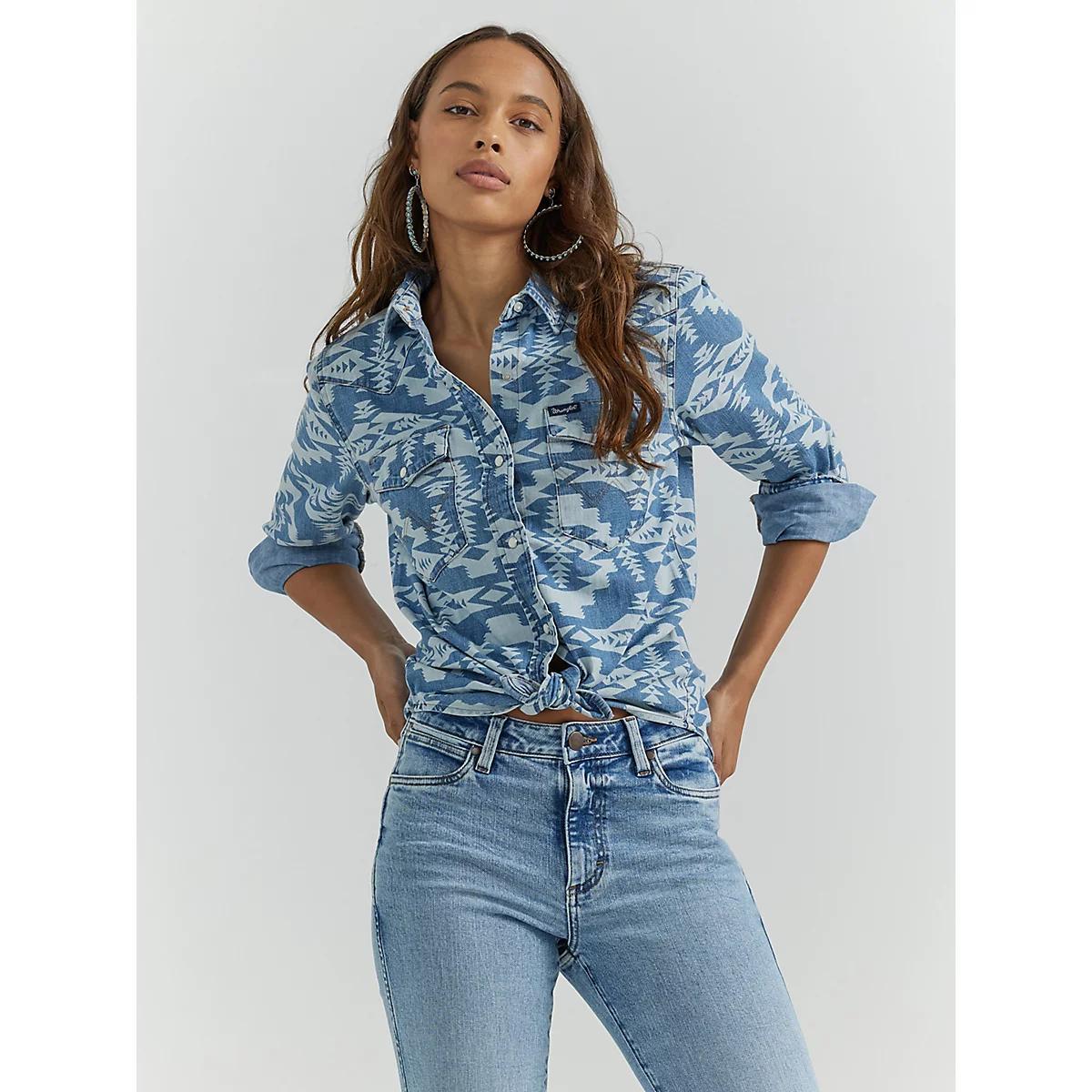Women's Geometric Cowboy Snap Shirt in Light Wash Product Image