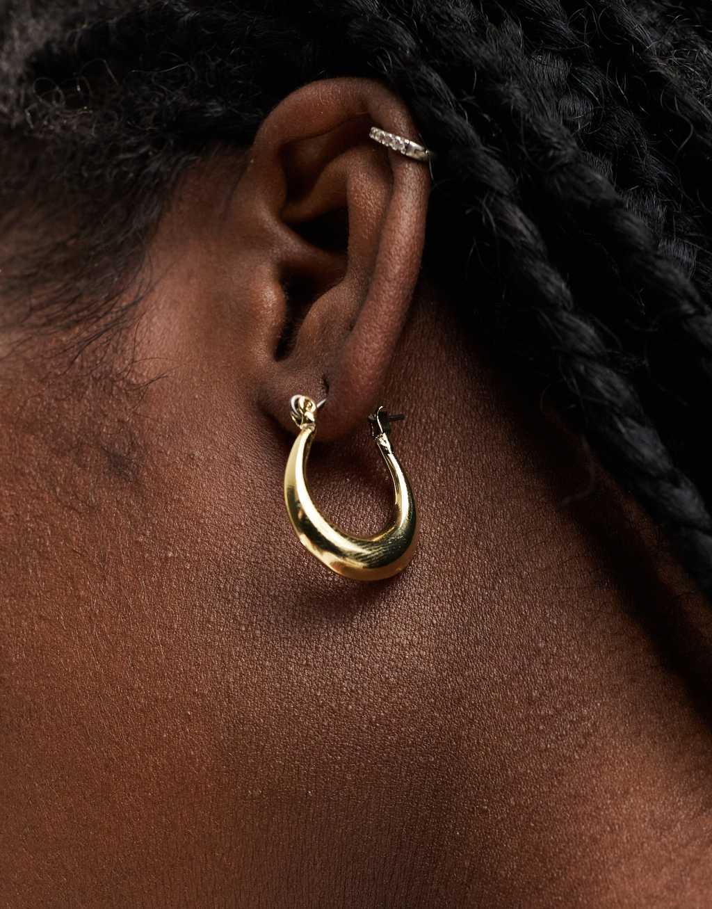 Pieces irregular hoop earrings in gold Product Image