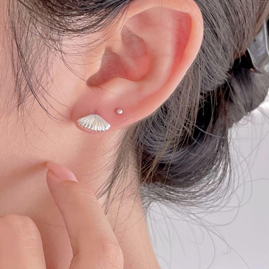 Shell Stud Earring Product Image