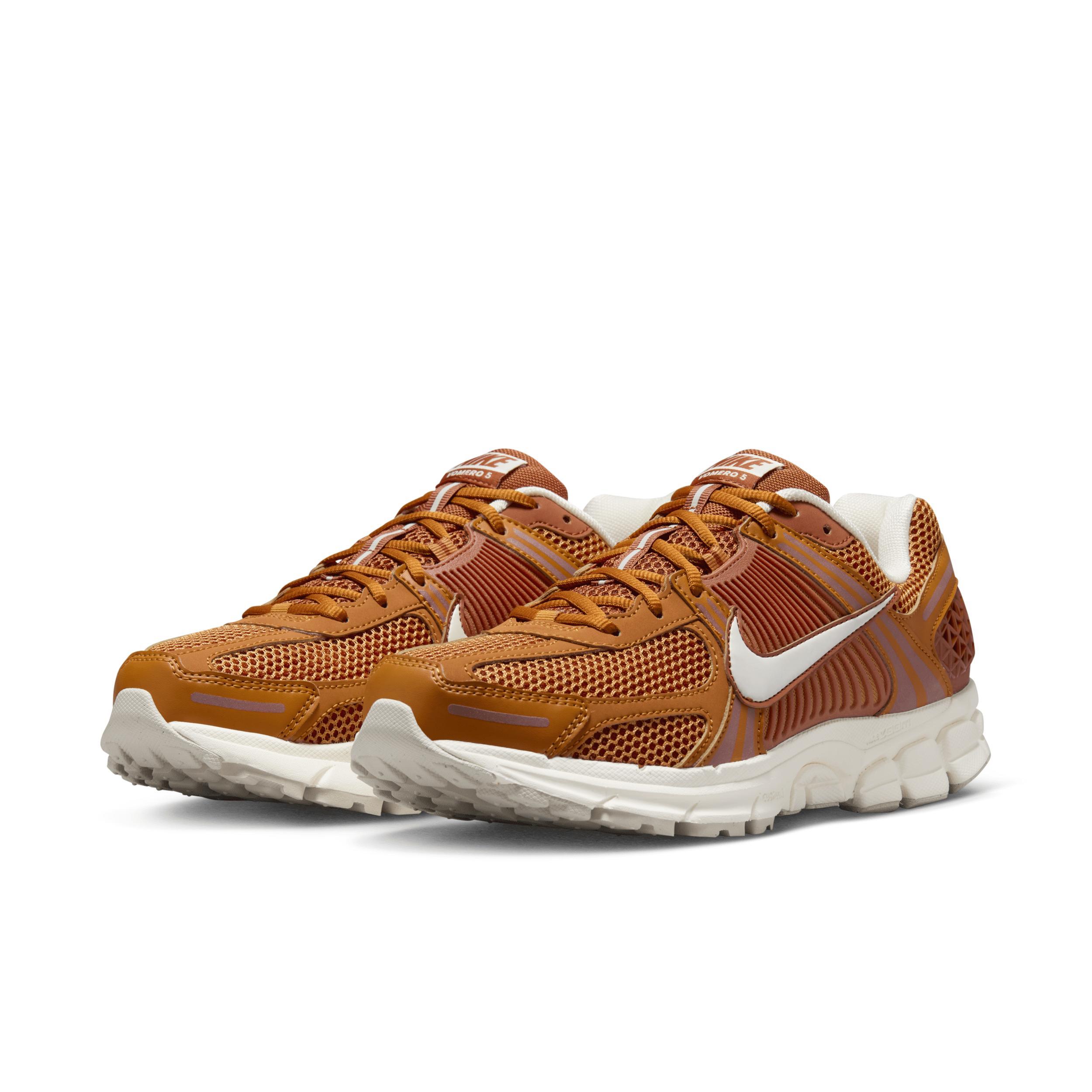 Nike Men's Zoom Vomero 5 Shoes Product Image