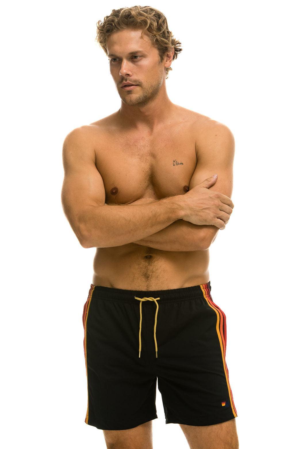 MEN'S 5 STRIPE FLEX SHORTS - BLACK Male Product Image