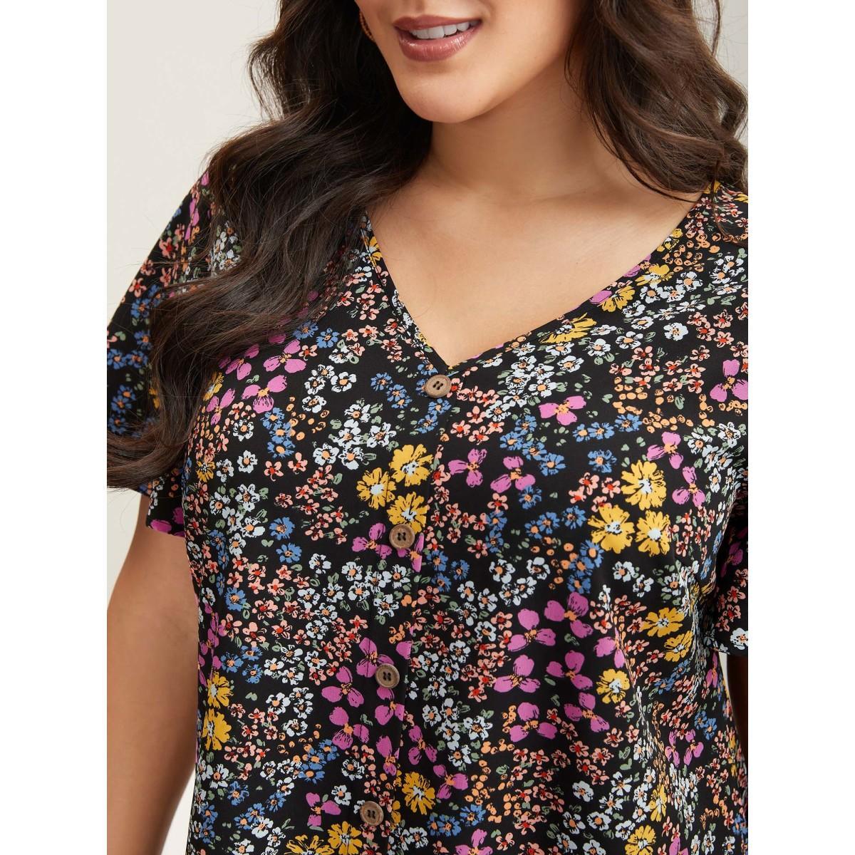 Plus Size Black Floral Print V-Neck Flowy Blouse Women Playful Short sleeve V-neck Vacation Blouses BloomChic 28/5X Product Image