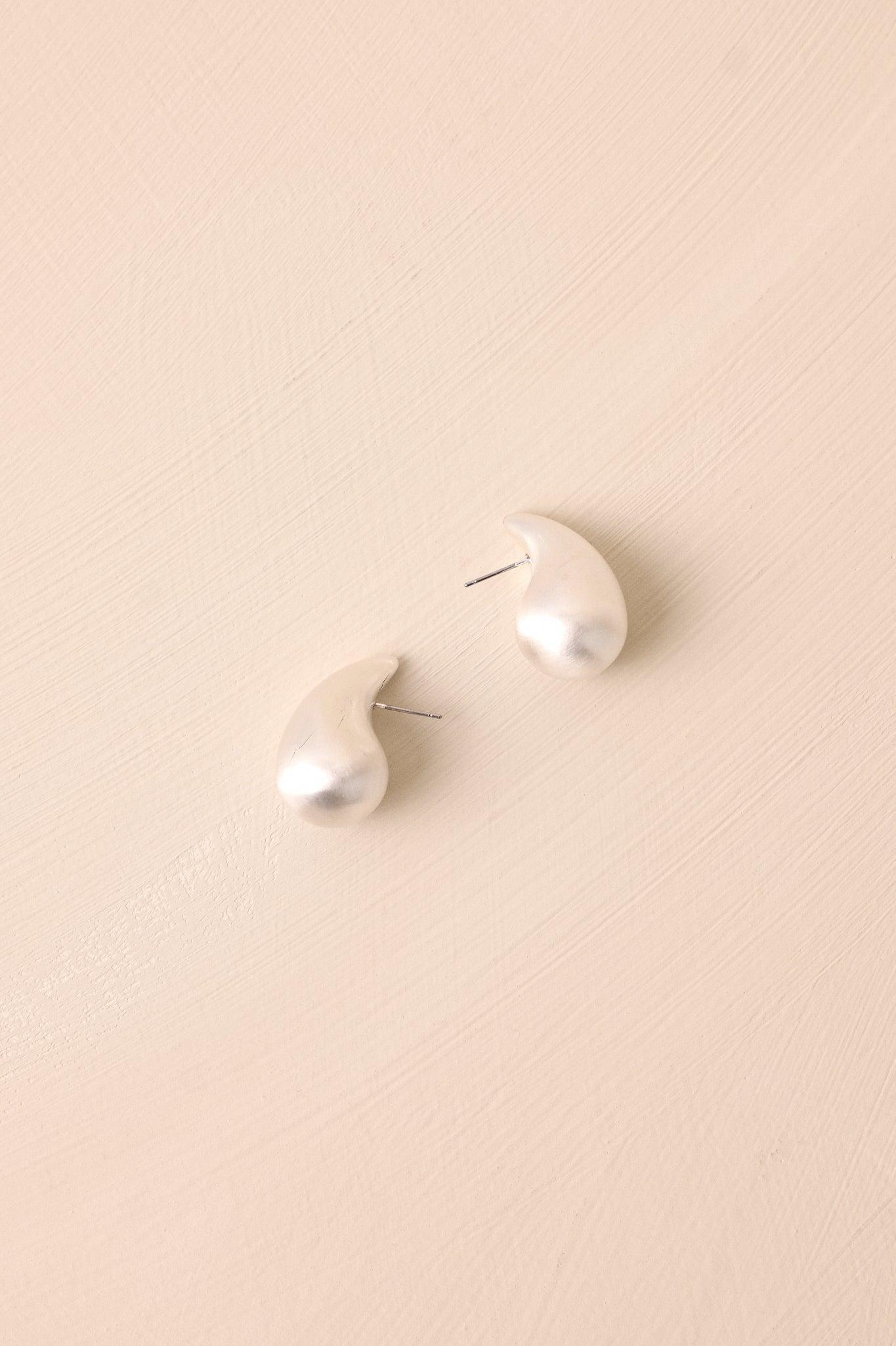 Gleaming Teardrops Matte Silver Earrings Product Image