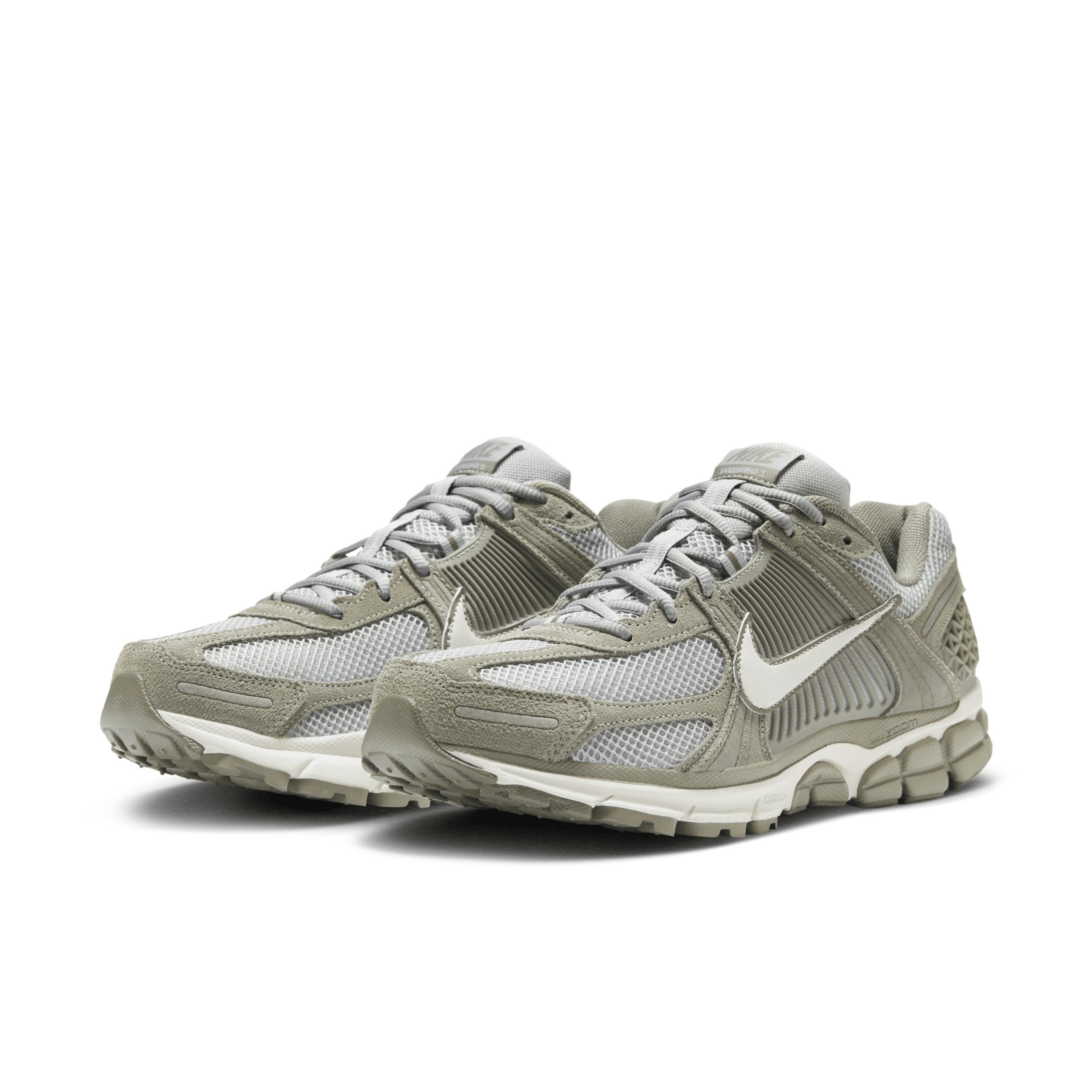 Nike Men's Zoom Vomero 5 Shoes Product Image