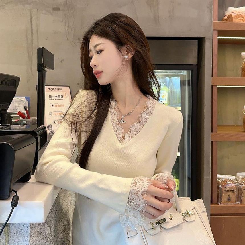 Long-Sleeve V-Neck Plain Lace Trim T-Shirt Product Image