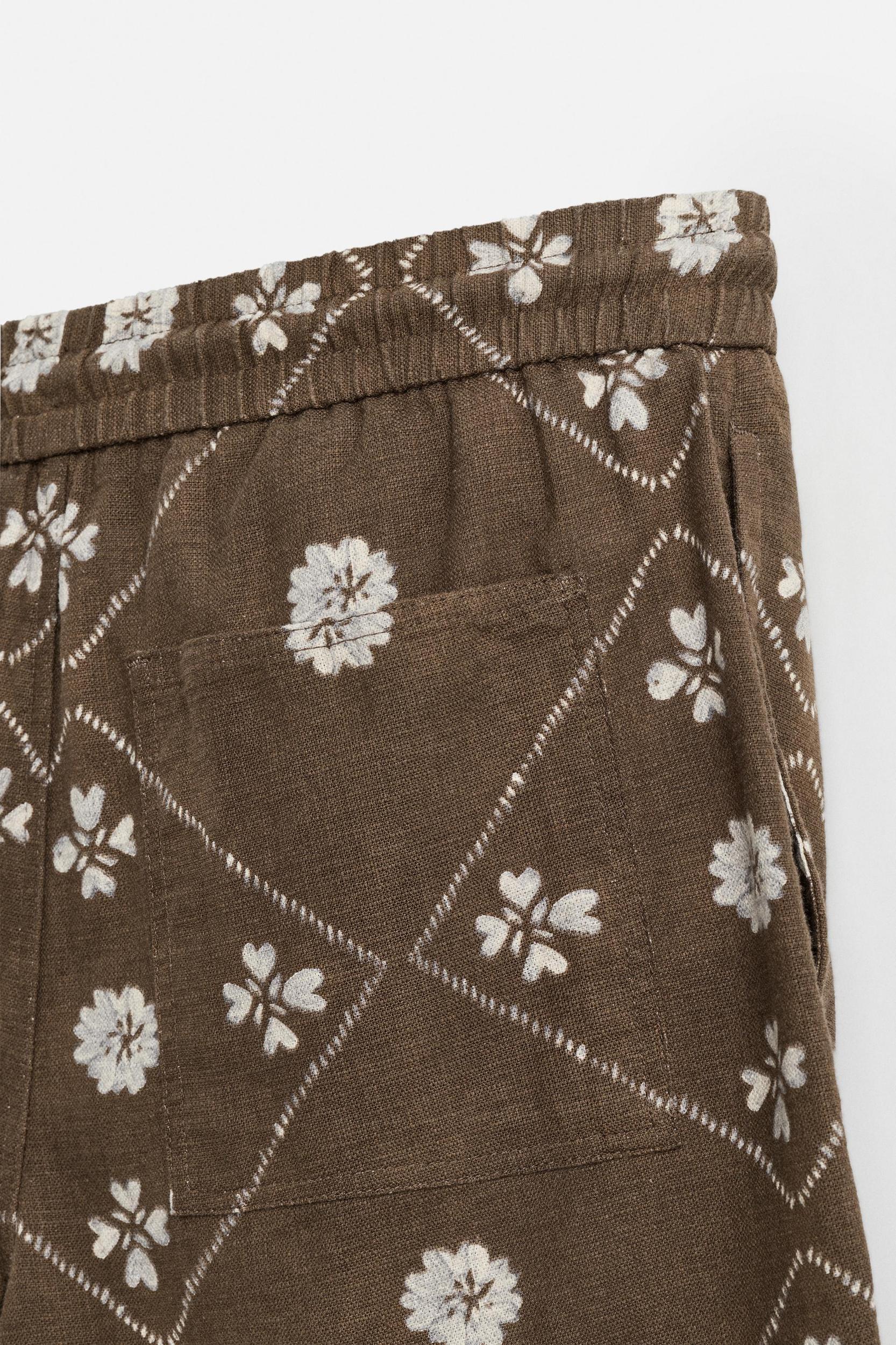 CONTRAST PRINT BERMUDA SHORTS Product Image