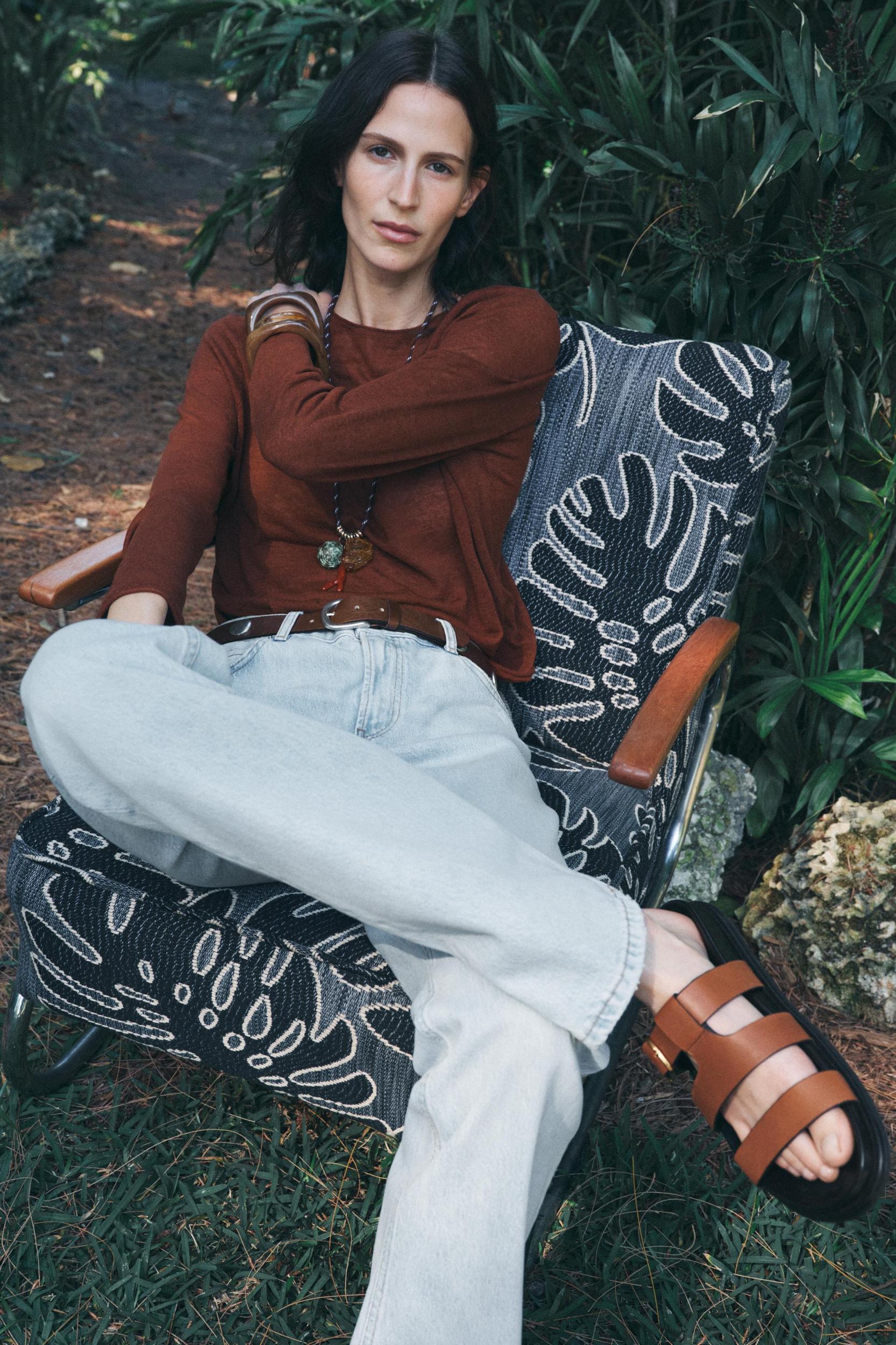 FLAT LEATHER BUCKLE SANDALS Product Image