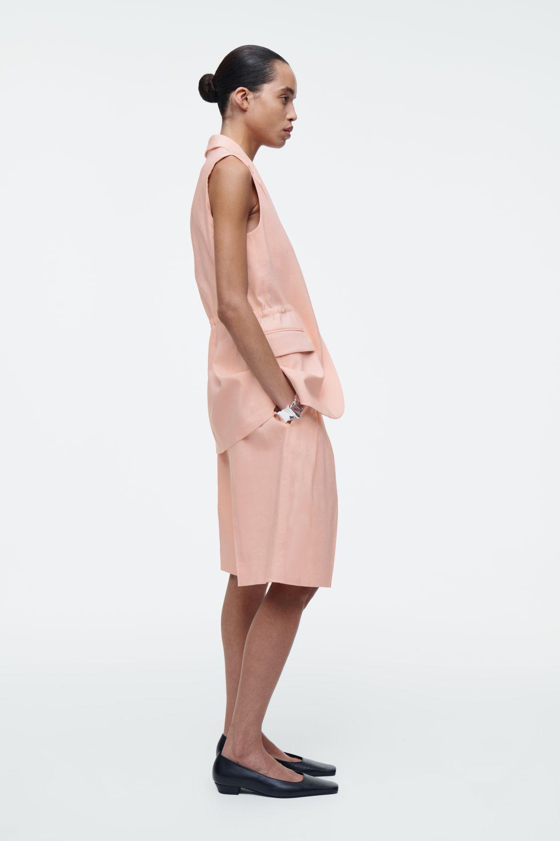 LONGLINE PLEATED LINEN SHORTS Product Image