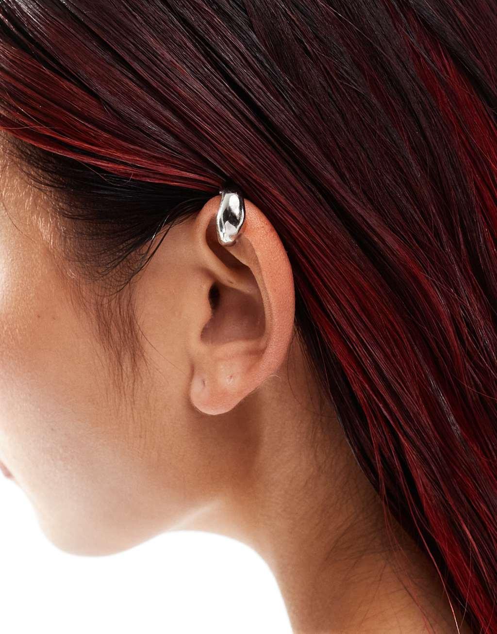 Petit Moments thin ear cuff in silver Product Image