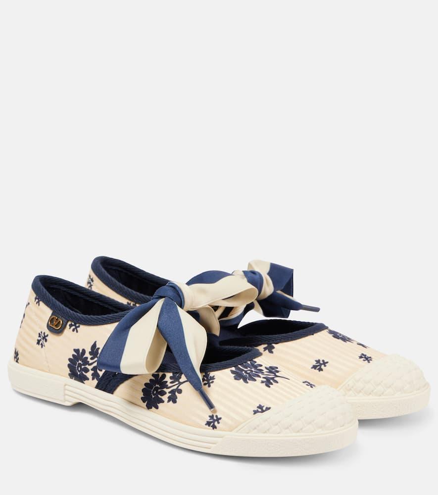 VALENTINO GARAVANI Vlogo-plaque Floral-print Ballerina Shoes In Blue/ivory Product Image