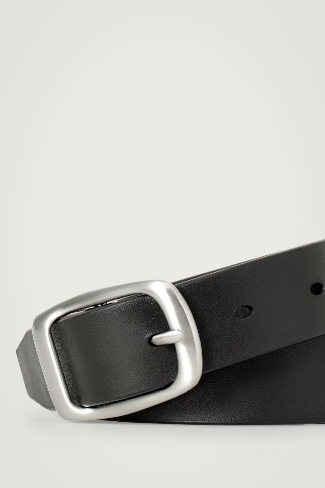 CURVED-BUCKLE LEATHER BELT Product Image