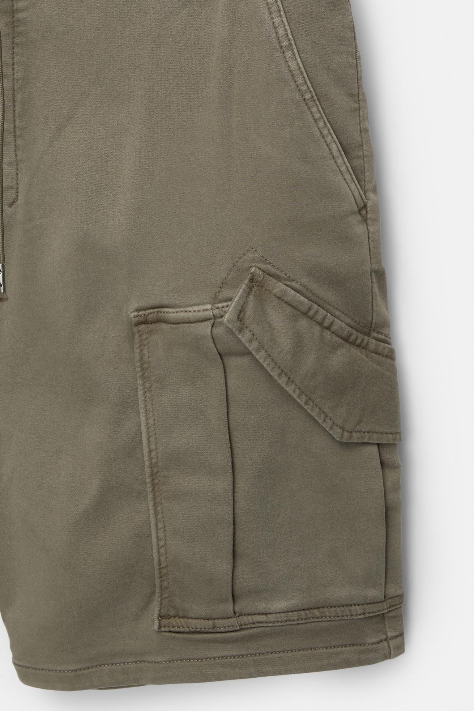 Comfort cargo Bermuda shorts Product Image