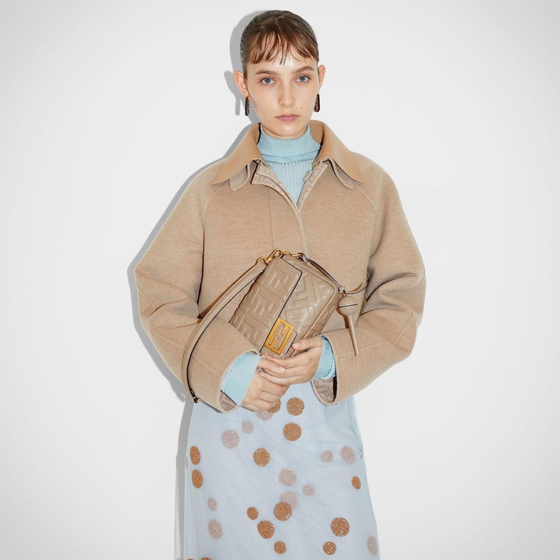 BaguetteBeige leather bag Product Image