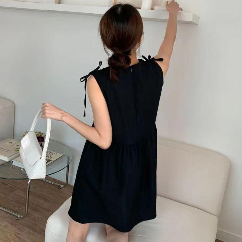 Sleeveless Crew Neck Plain Sundress Product Image