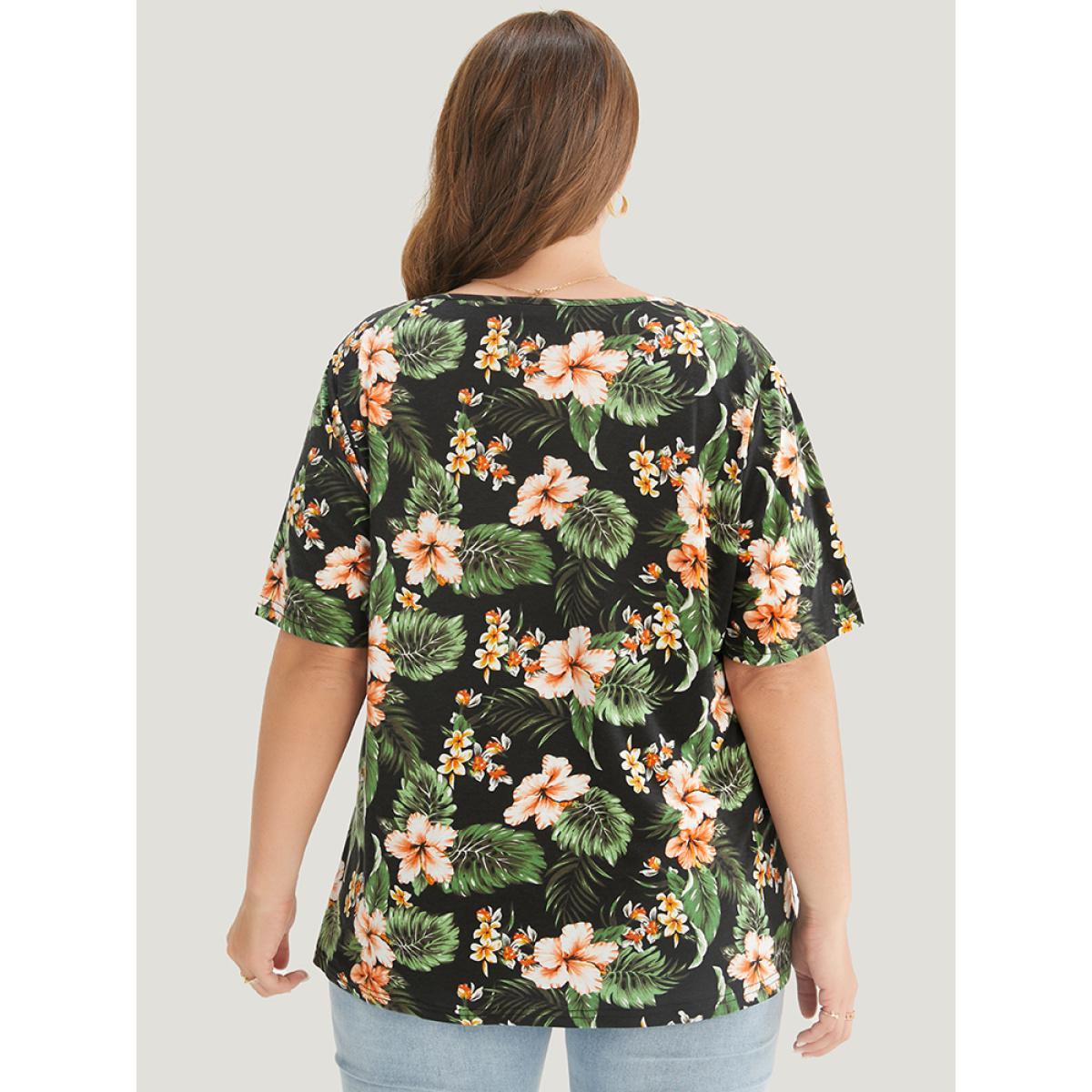 Plus Size Tropical Print V Neck T-shirt Black Women Vacation Tropical V-neck Dailywear T-shirts BloomChic 28/5X Product Image