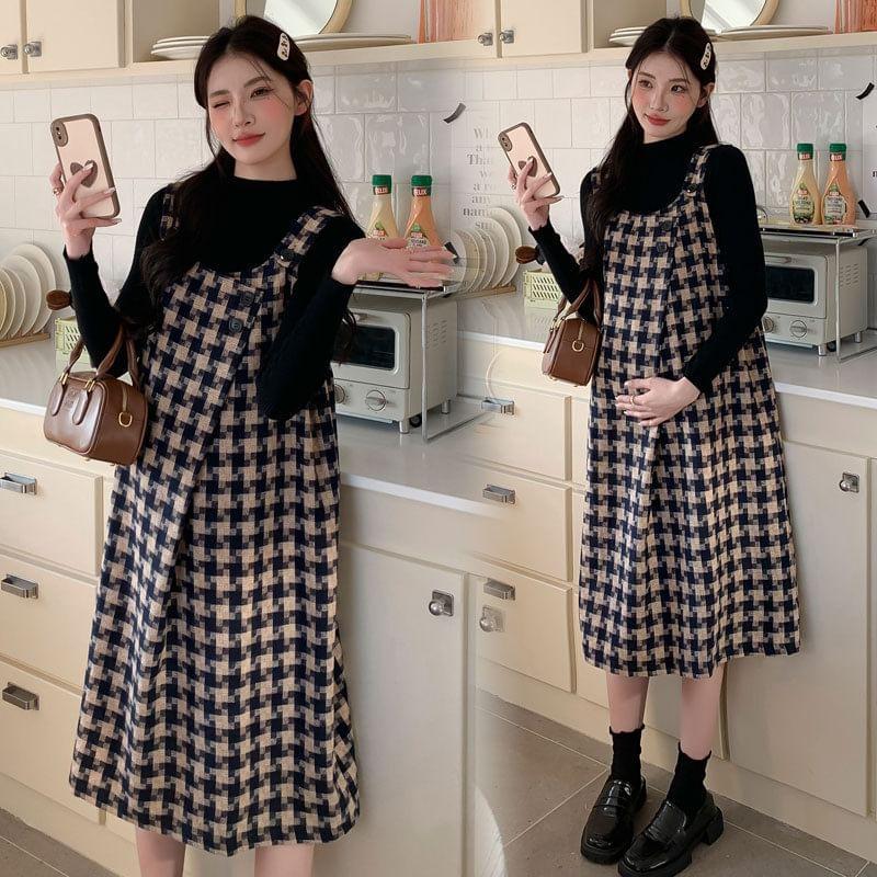 Maternity Long-Sleeve Mock Neck Plain Knit Top / Scoop Neck Patterned Buttoned Midi Pinafore Dress Product Image