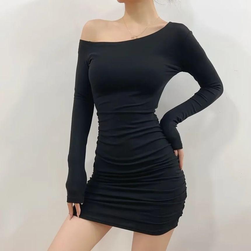 Long-Sleeve Asymmetrical Neck Off-Shoulder Plain Ruched Mini Sheath Dress Product Image