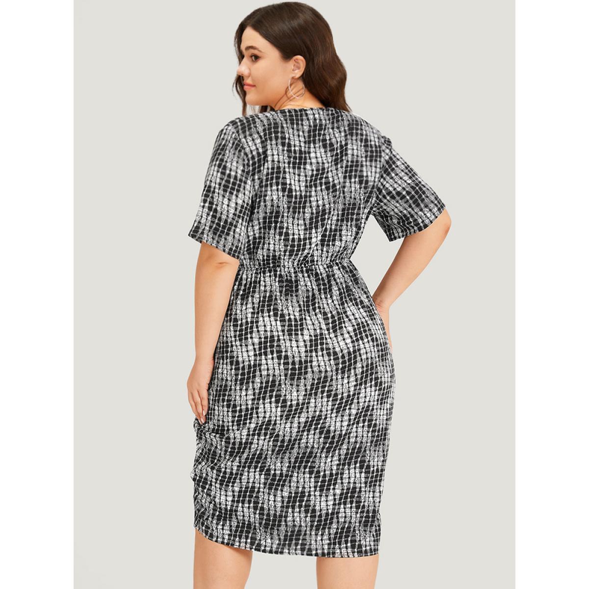 Plus Size Geometric Split Hem Wrap Gathered Drawstring Dress Black Women Elegant Gathered V-neck Short sleeve Curvy Midi Dress BloomChic 22-24/3X Product Image