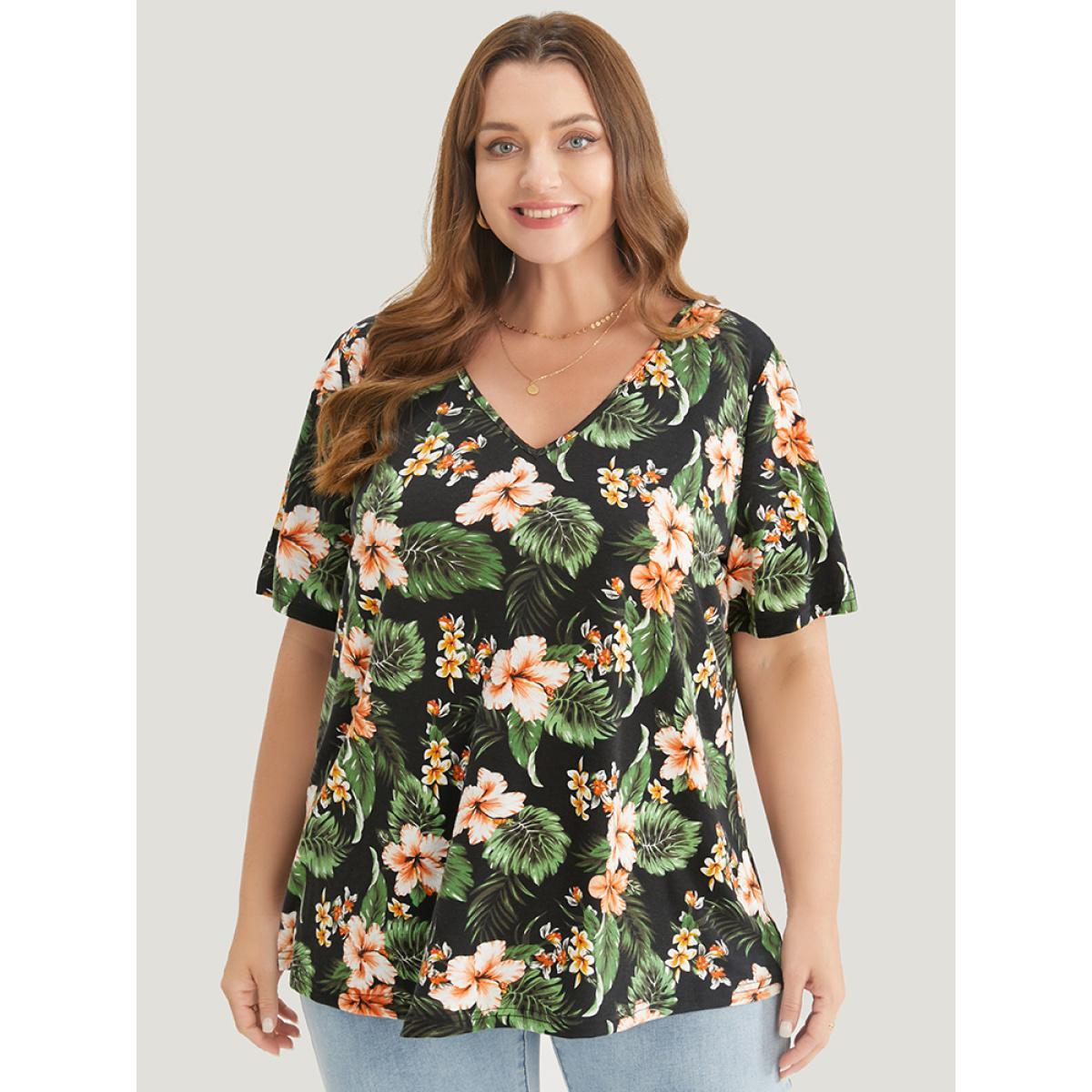 Plus Size Tropical Print V Neck T-shirt Black Women Vacation Tropical V-neck Dailywear T-shirts BloomChic 28/5X Product Image