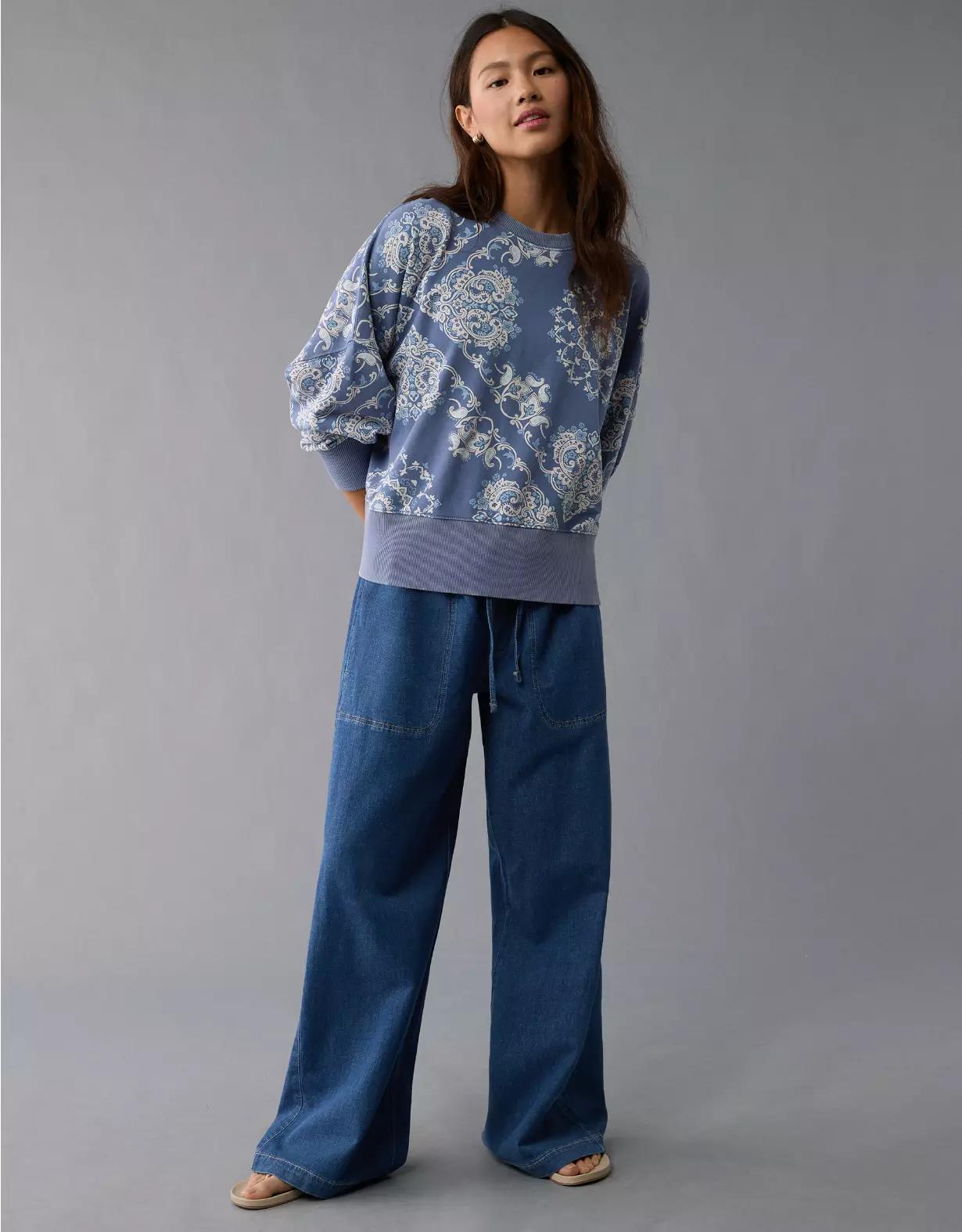 AE Big Hug Destination Graphic Crew Neck Sweatshirt Product Image