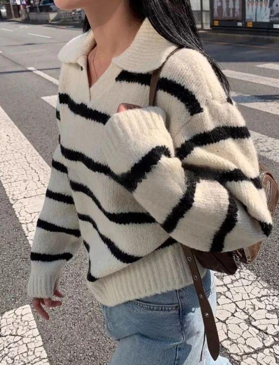 Long Sleeve V-Neck Striped Loose-Fit Sweater Product Image