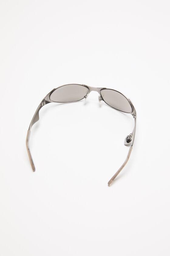 Metal frame charm sunglasses Product Image