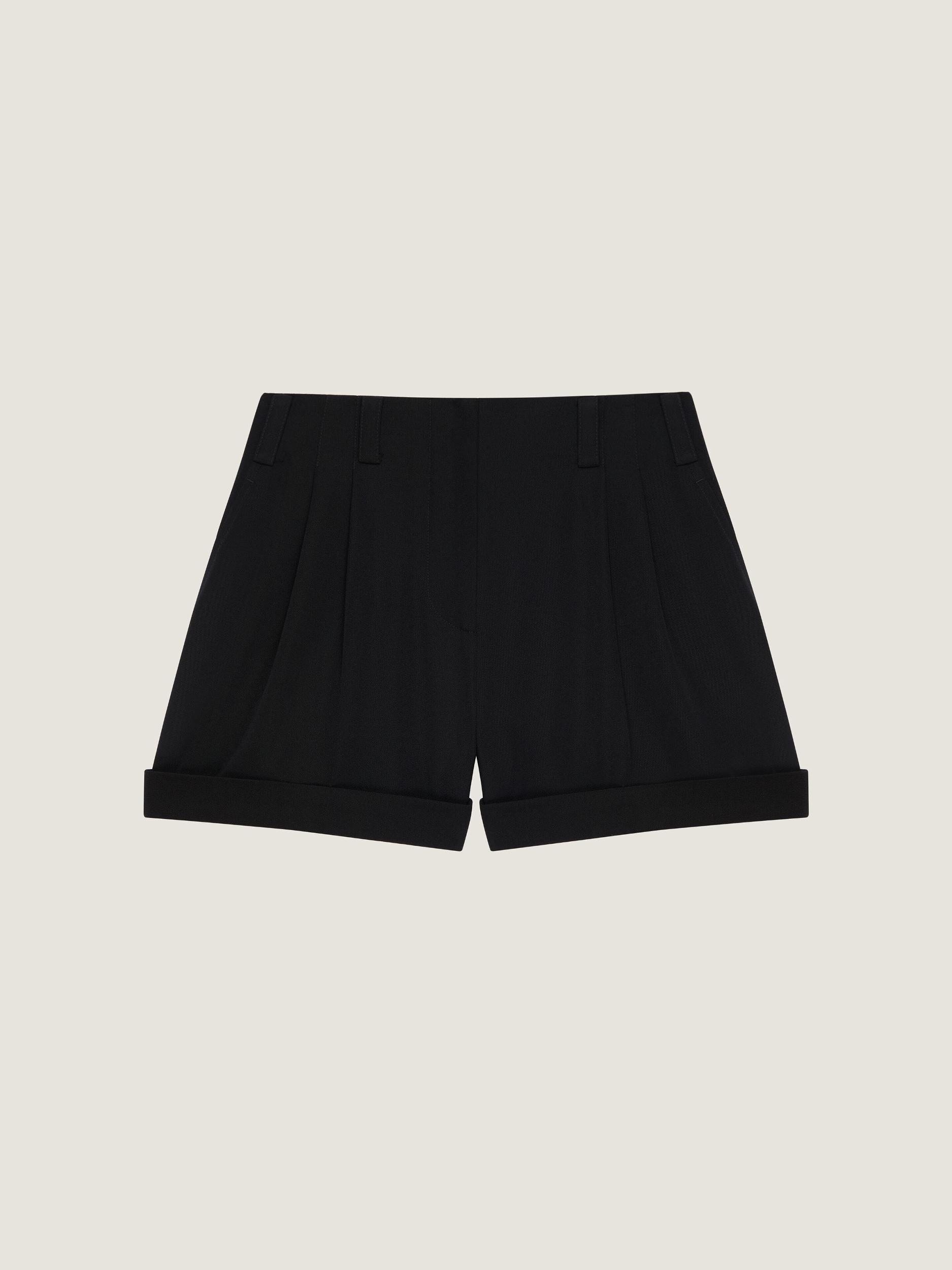 Double pleat shorts in wool Product Image