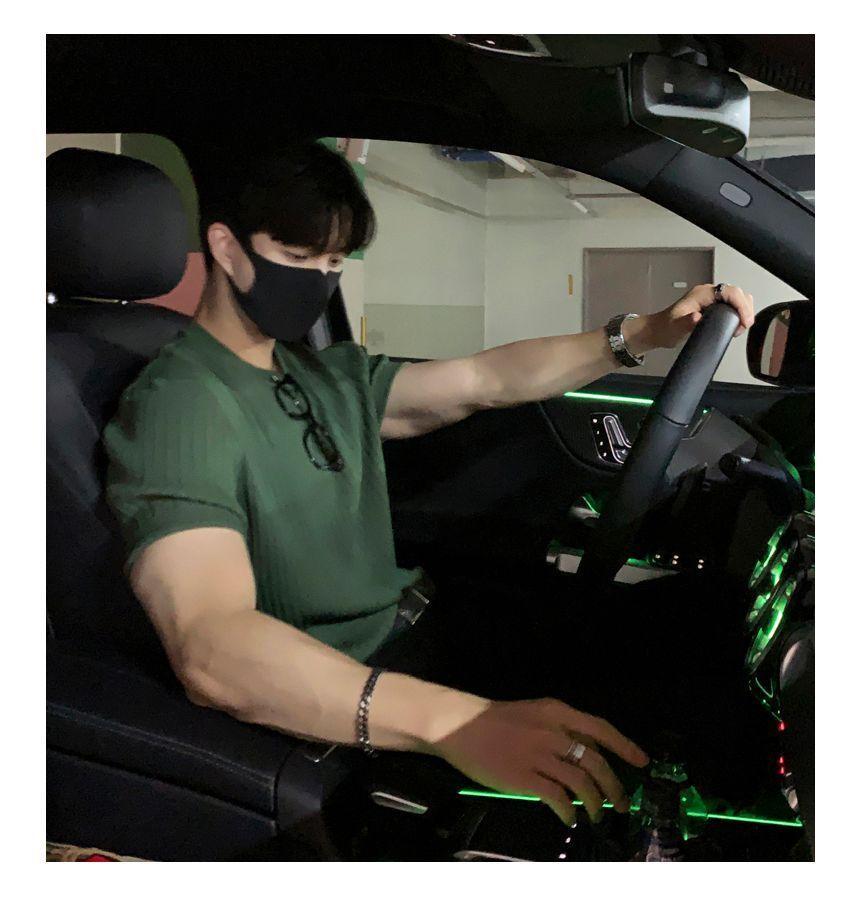 Short-Sleeve Crew Neck Plain Knit Top Product Image