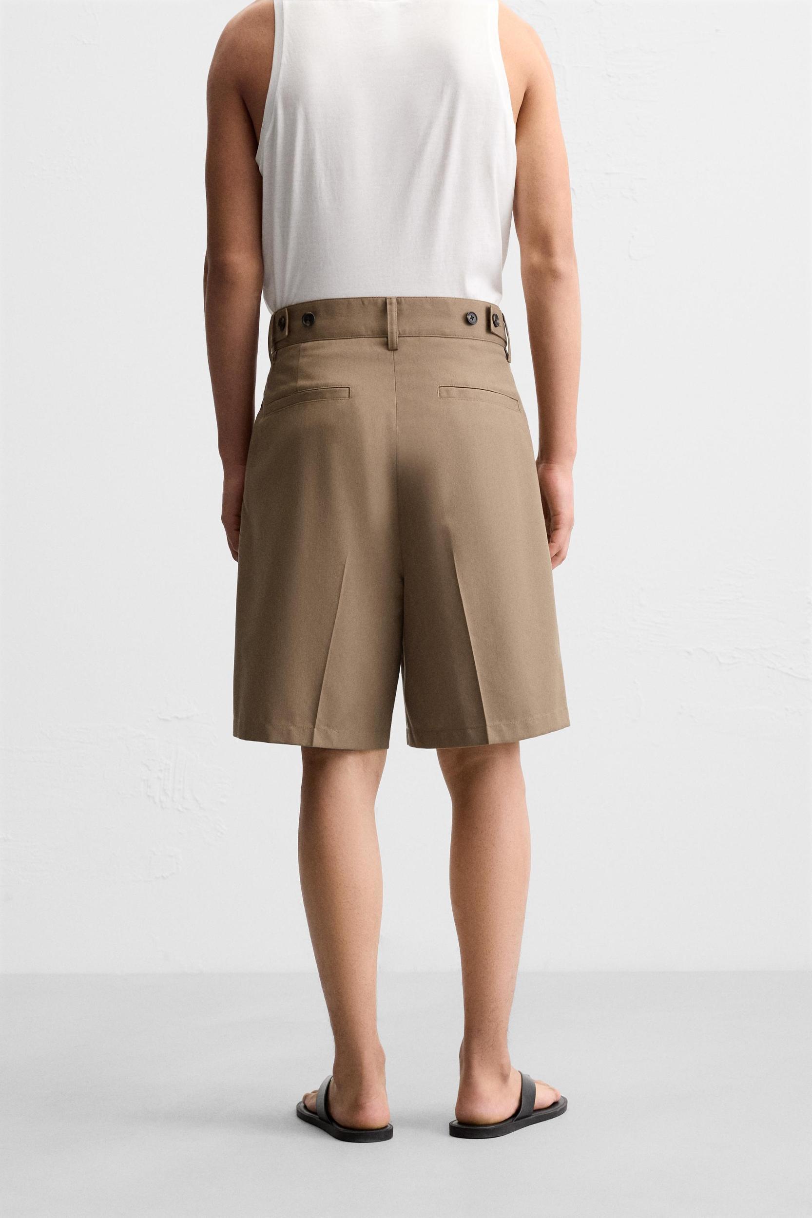 REGULAR FIT SHORTS Product Image