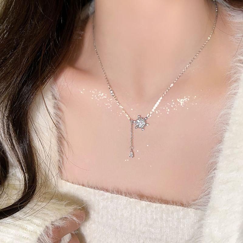 Snowflake Rhinestone Pendant Alloy Choker Product Image