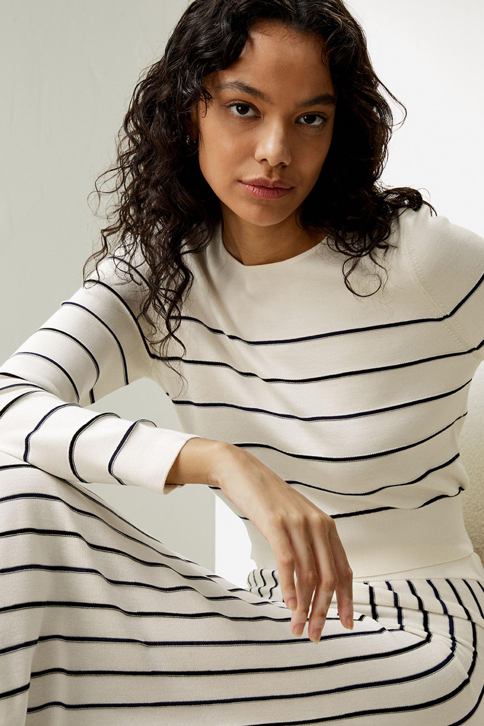 Cropped Silk-knitted Long Sleeve Tee Product Image