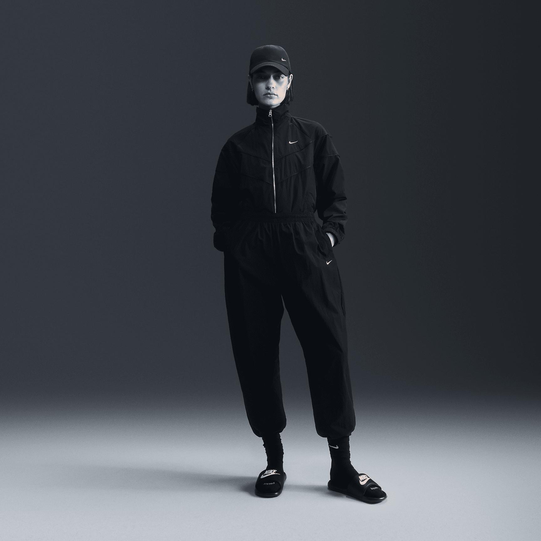 Nike Womens Windrunner Loose UV Woven Full-Zip Jacket | FV6304-010 Product Image