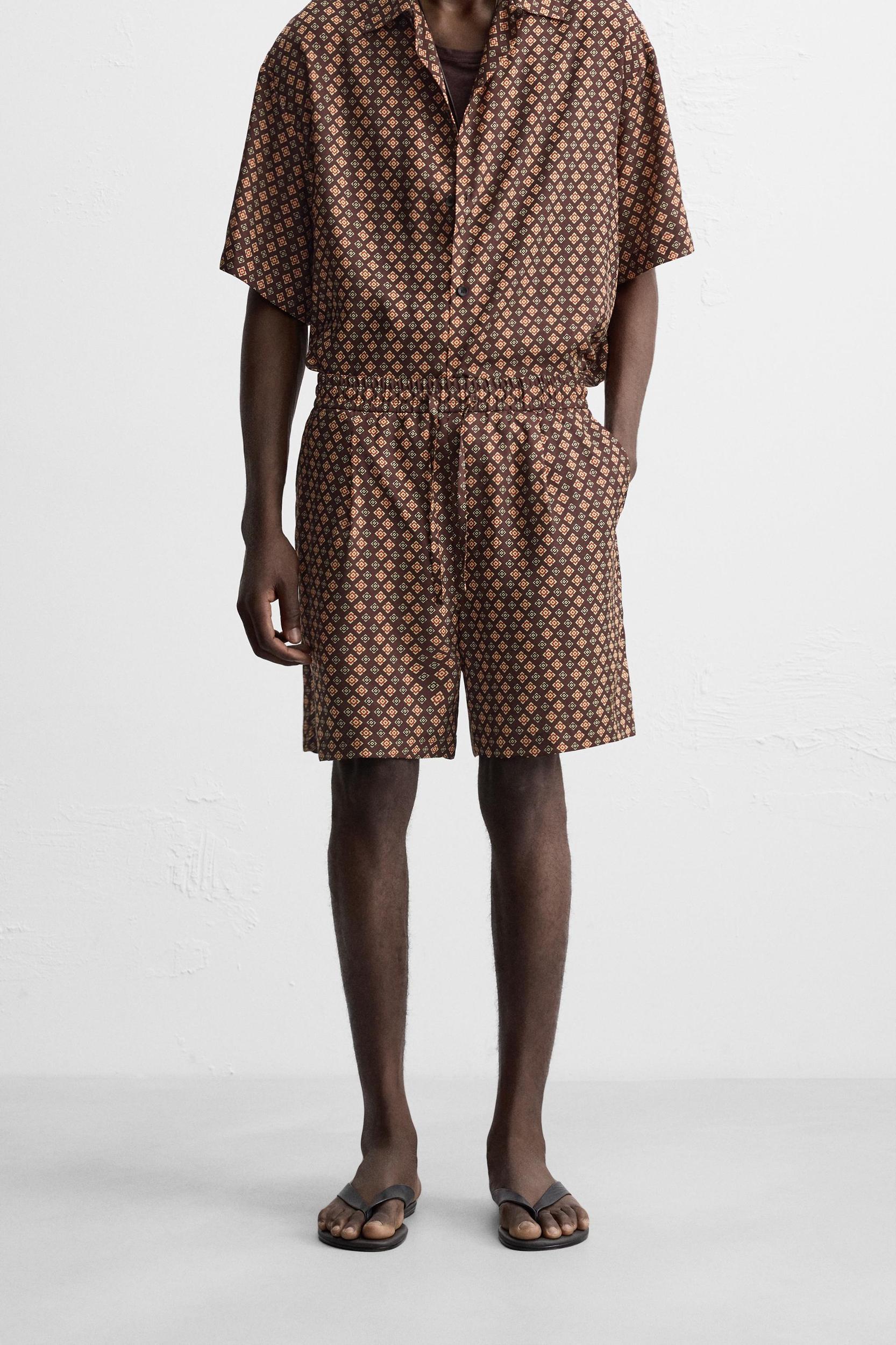 GEOMETRIC PRINT SHORTS Product Image