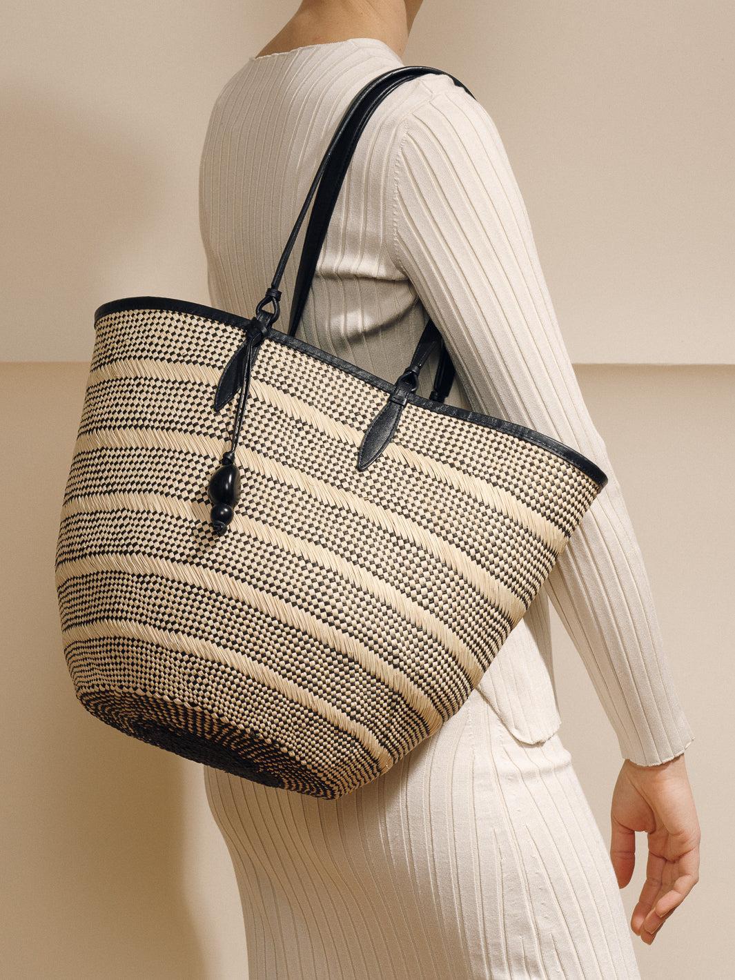 The Medium Basket in Striped Iraca Product Image