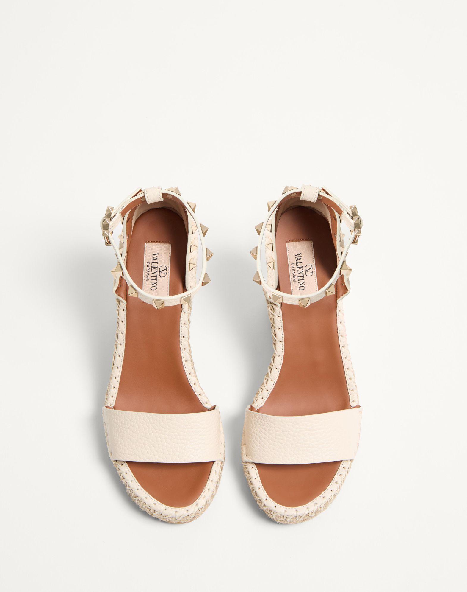 DOUBLE ROCKSTUD GRAINY CALFSKIN WEDGE SANDAL 105 MM Product Image